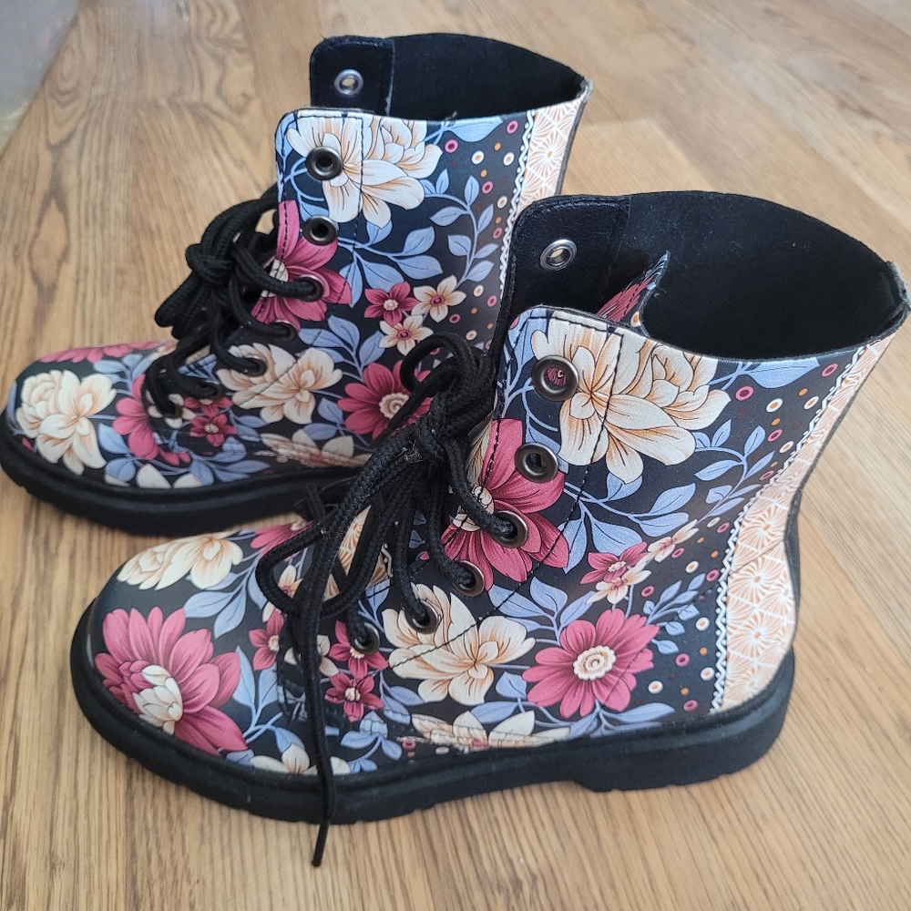Unworn Yes we vibe floral booties
